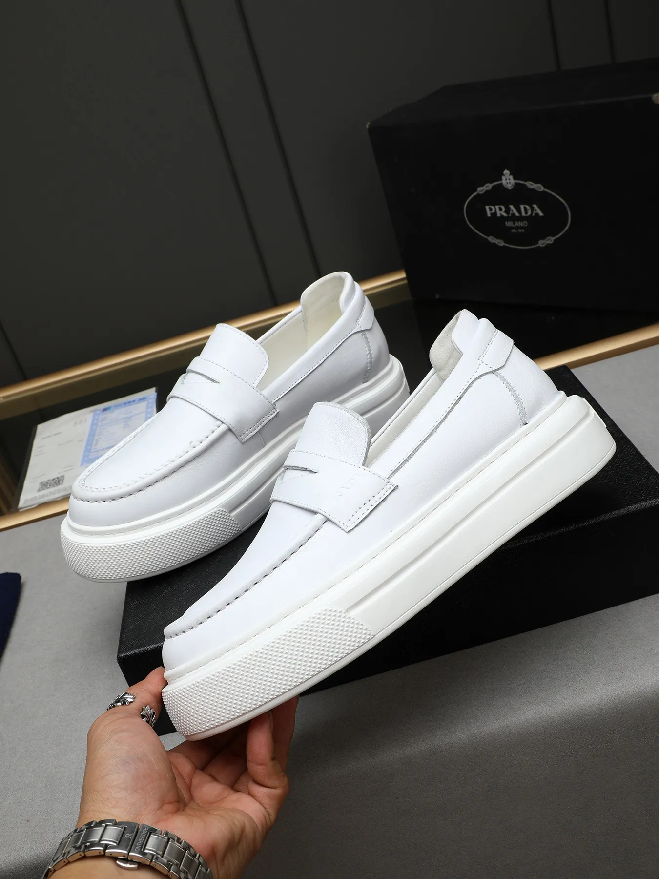 Men's Men's Shoes 💰500 Prada/Prada Men's new casual shoes, this upper is made of imported calfskin + sheep lining! The outsole is made of non-slip foam outsole, which feels good on your feet and is a fashionable and stylish item!  Size: 38-44 (45 customized)
